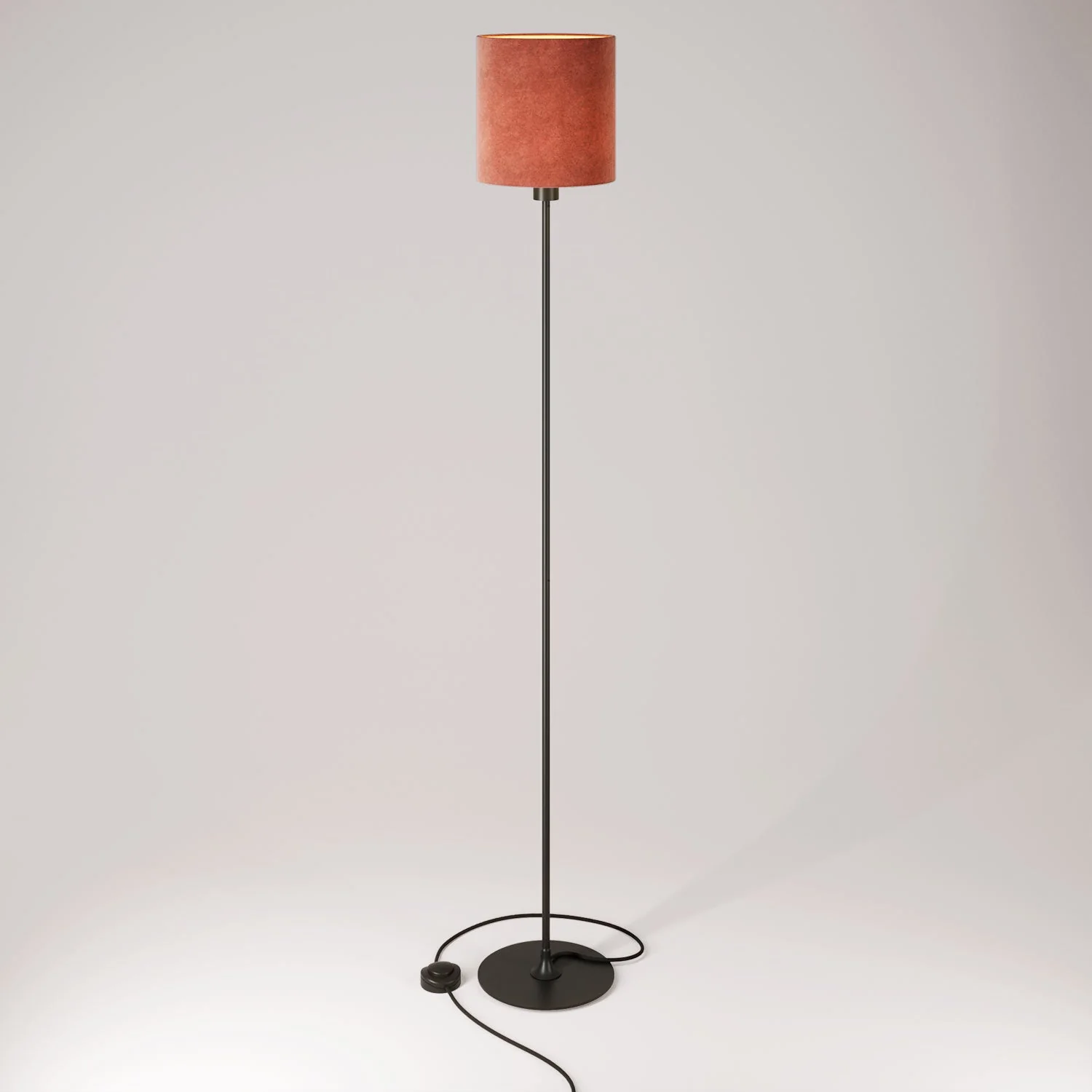 Stehlampe MAG-Y mit rundem Metallsockel, Zylinderschirm M und UK-Stecker – Schwarz