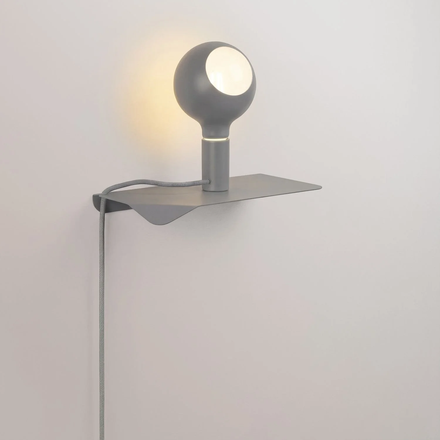 Combo Camo – Lampe mit Regal und UK-Stecker – Grau