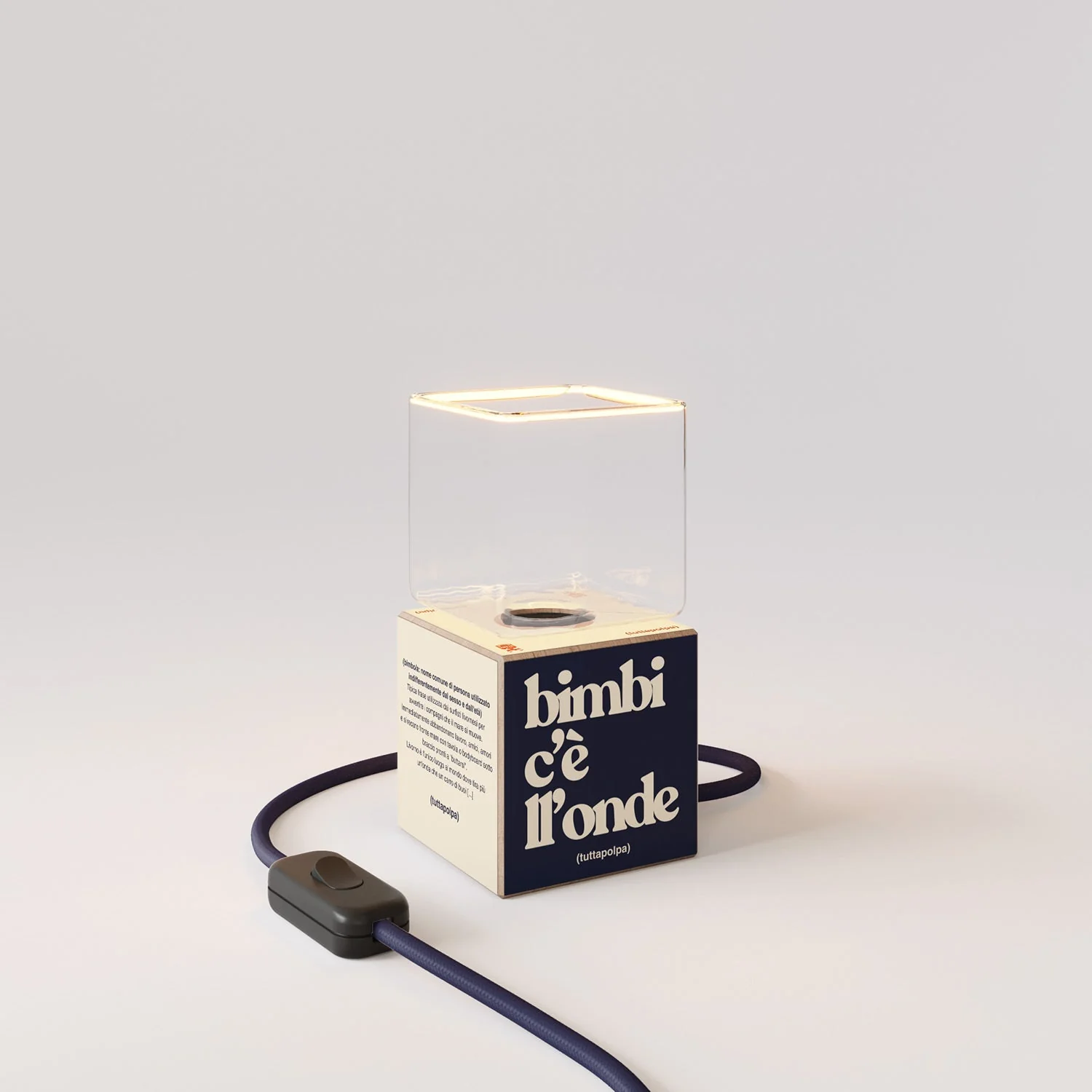 Cubetto-Tischlampe mit US-Stecker, „Bimbi c’è l’onde“ Ghost-Glühbirne - Tuttapolpa