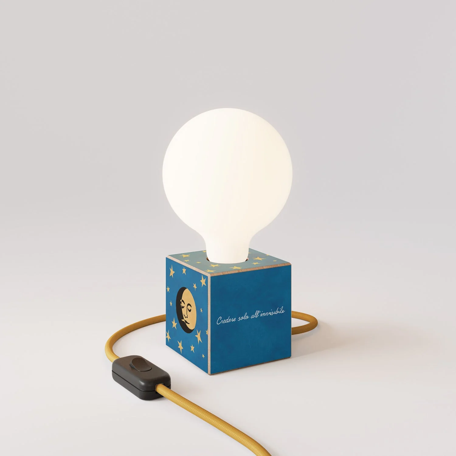 Cubetto Tischlampe mit US-Stecker, „La luna“ Glühbirne in Porzellanoptik – Santomanifesto