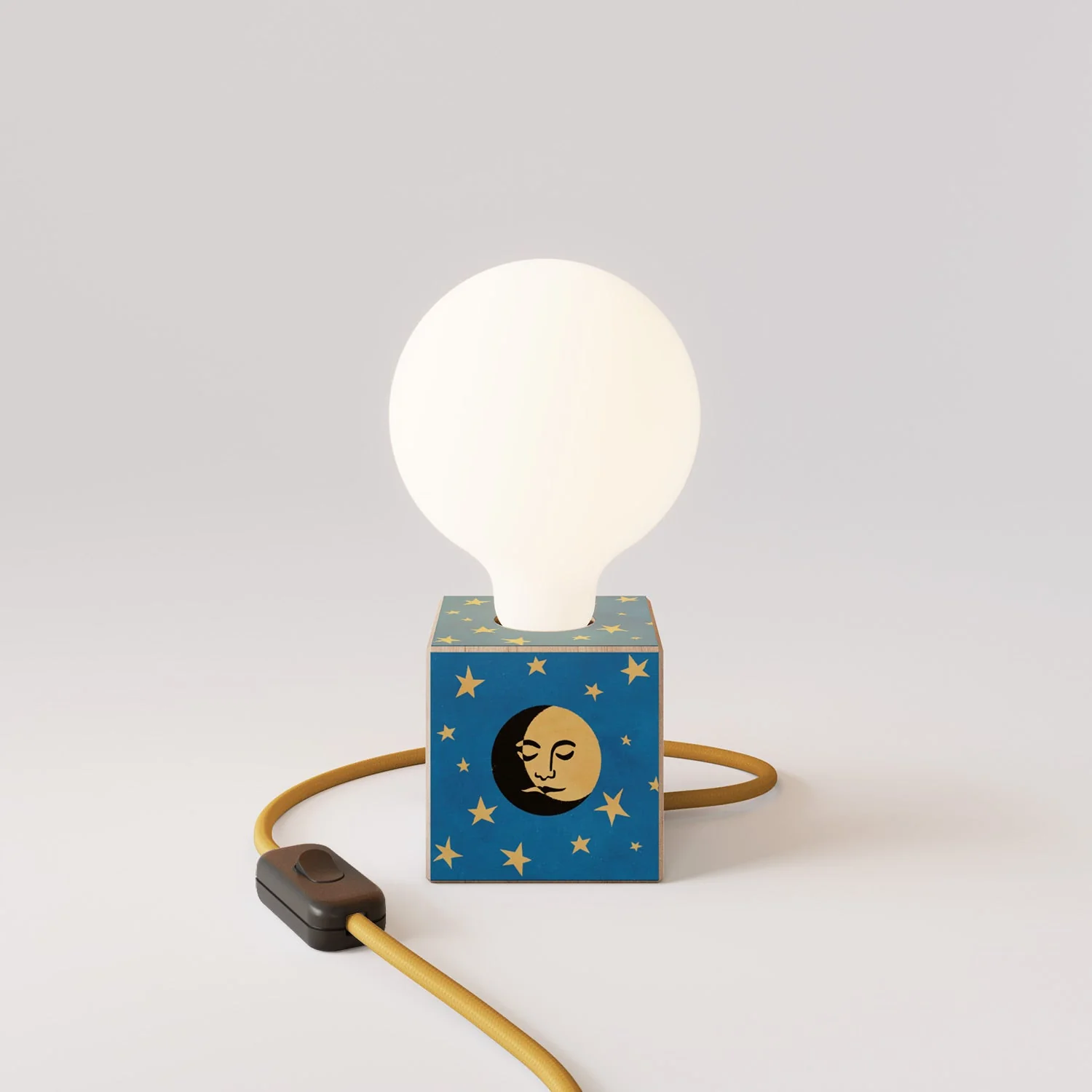Cubetto Tischlampe mit US-Stecker, „La luna“ Glühbirne in Porzellanoptik – Santomanifesto - Image 4