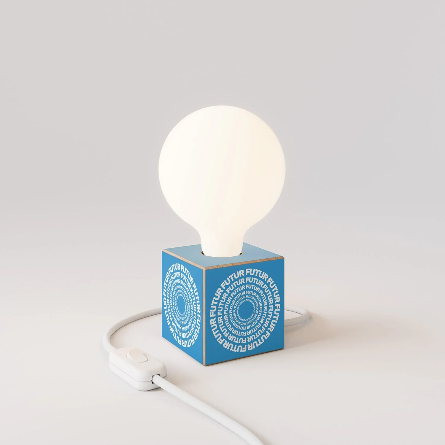Cubetto Tischlampe mit US-Stecker, „Futur“ Glühbirne in Porzellanoptik – Futur Festival