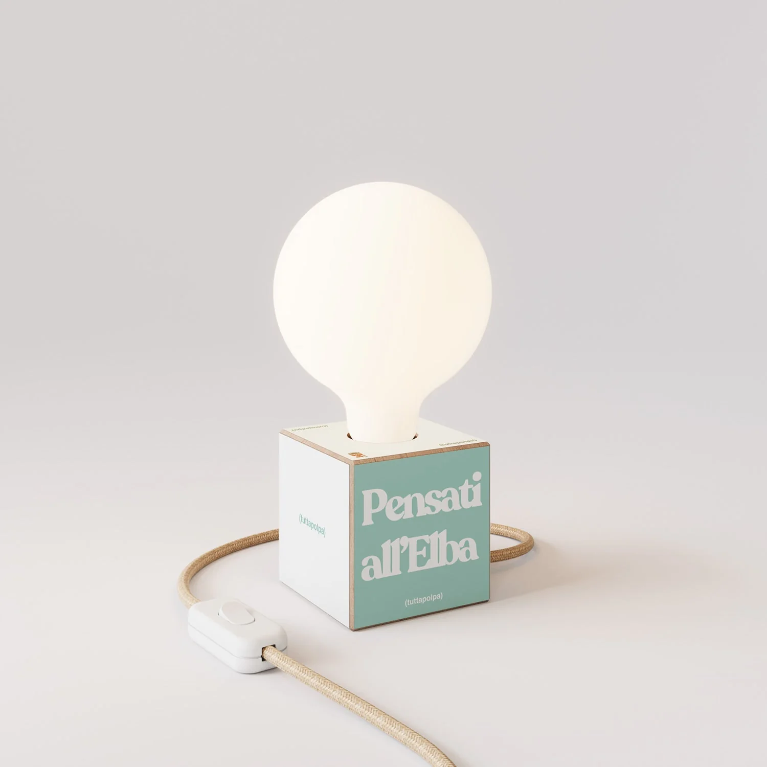 Cubetto-Tischlampe mit US-Stecker, „Pensati all’Elba“ Porzellan-Effekt-Globe-Glühbirne - Tuttapolpa