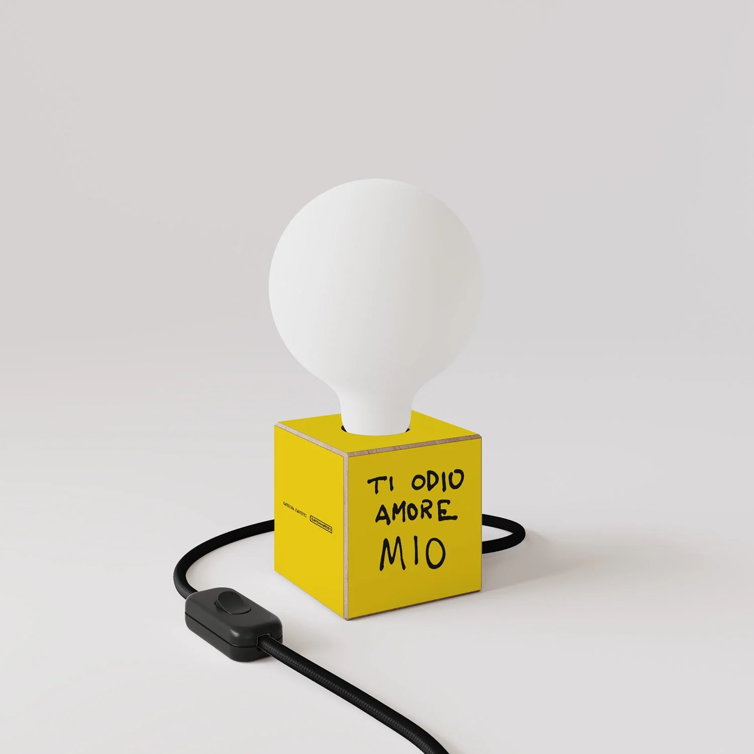 Cubetto-Tischlampe mit US-Stecker, „Ti odio amore mio“ Glühbirne in Globusform mit Porzellan-Effekt – Santomanifesto - Image 3