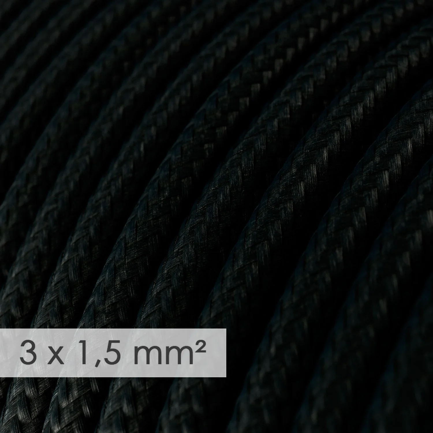 Deutsche Mehrfachsteckdose mit glänzend schwarzem Stoffkabel und Schuko-Stecker mit Komfort-Ring. - Image 2