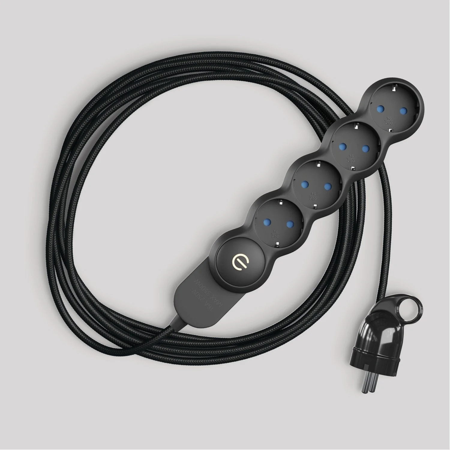 Deutsche Mehrfachsteckdose mit glänzend schwarzem Stoffkabel und Schuko-Stecker mit Komfort-Ring. - Image 3