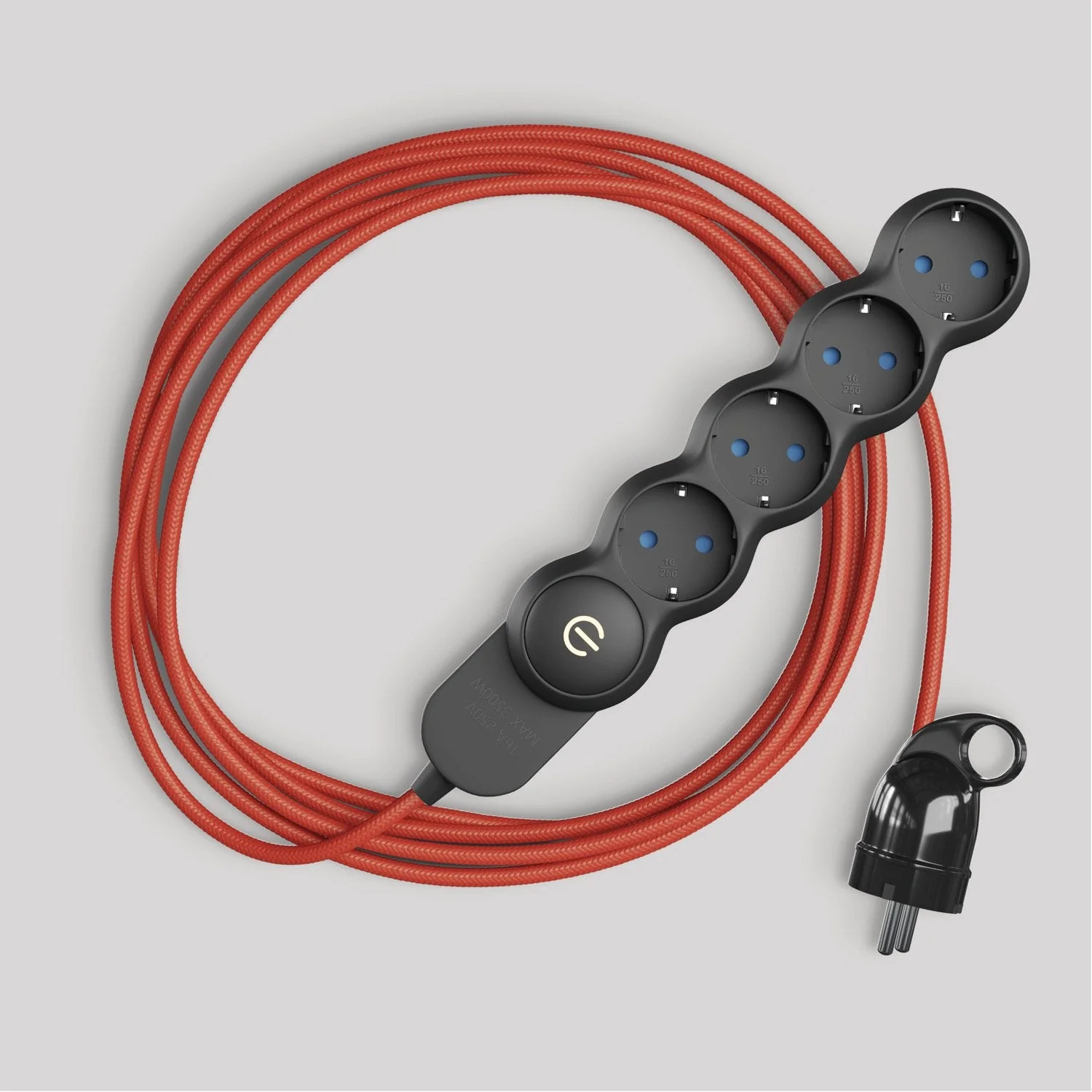 Deutsche Mehrfachsteckdose mit glänzend rotem Stoffkabel und Schuko-Stecker mit Komfort-Ring - Image 3