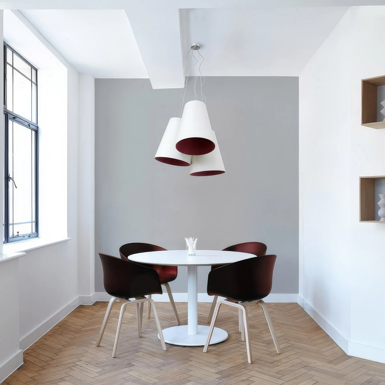 Trittico-Kronleuchter mit Kegelschirmen in Haselnuss und Bordeaux – Made in Italy - Image 2