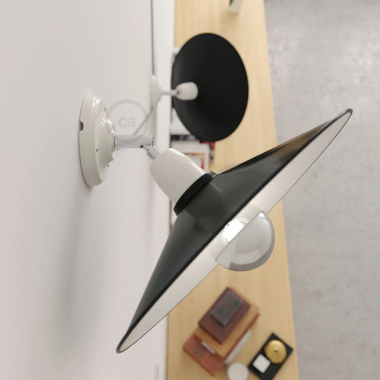 Fermaluce 90° mit Swing-Lampenschirm, verstellbare Wand- oder Deckenlampe aus Porzellan – Weiß - Image 2