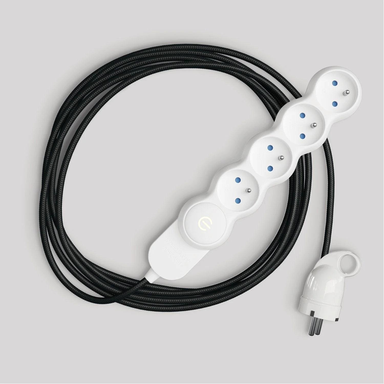 Französische Mehrfachsteckdose mit glänzend schwarzem Stoffkabel und Schuko-Stecker mit Komfort-Ring.