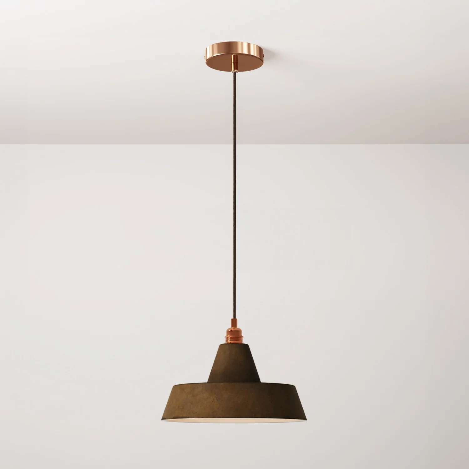 Komplette Hängeleuchte mit Textilkabel, Industrieschirm aus Keramik und Metallakzenten – Corten-Optik