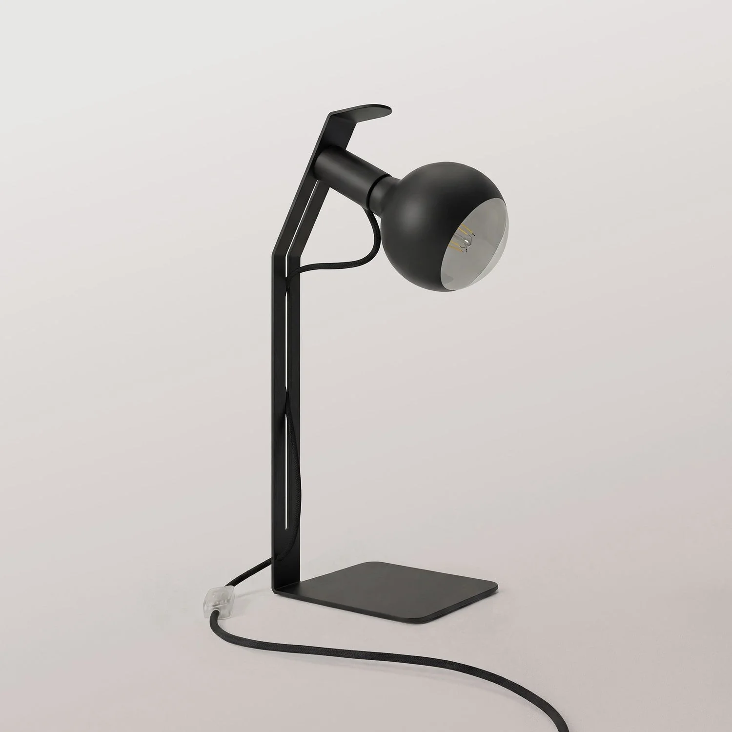 Koso Lucia – Tischlampe mit UK-Stecker – Schwarz - Image 4