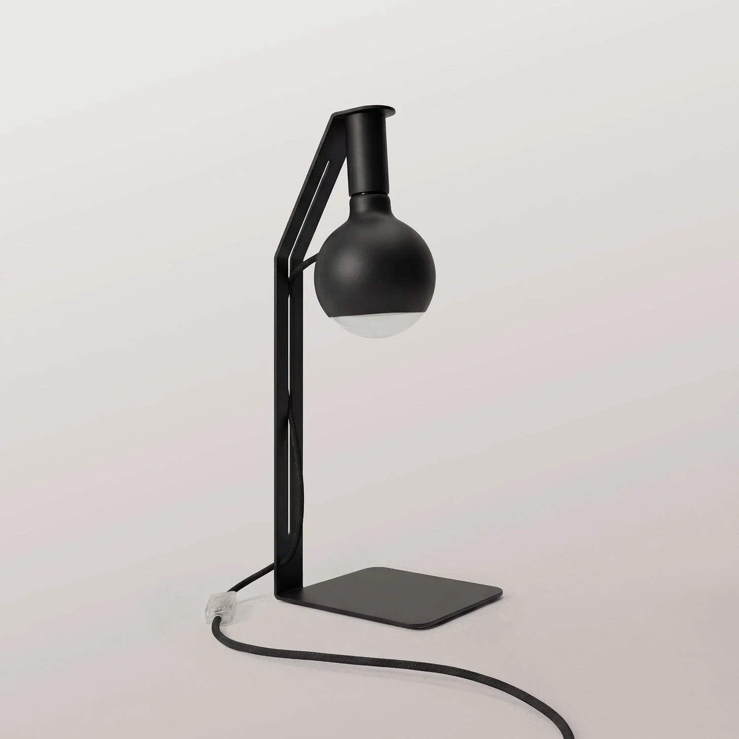 Koso Lucia – Tischlampe mit UK-Stecker – Schwarz - Image 5