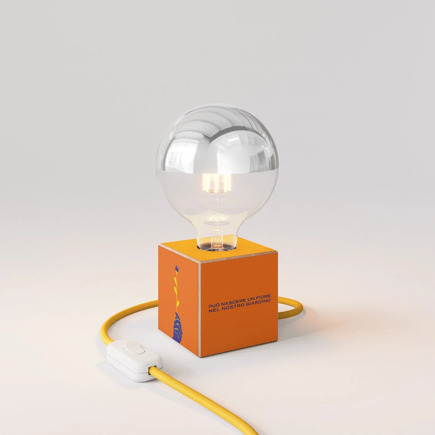 Tischlampe Cubetto „Può nascere un fiore“ mit englischem Stecker und Glühbirnen-Globe, halbverspiegelte Silberkugel - Santomanifesto