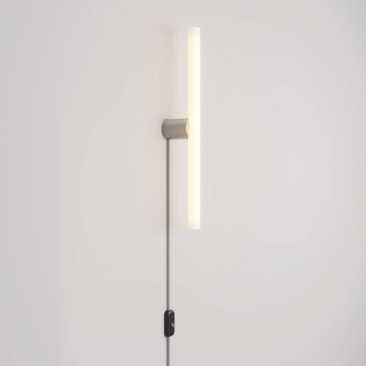 Lampe mit Stecker, Metallfinish und linearer LED-Lampe S14d – Satinierter Titan