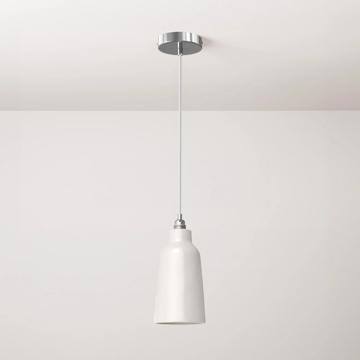 Pendelleuchte mit Textilkabel, Flaschenschirm aus Keramik und Metallic-Finishes – Hochglanz Weiß