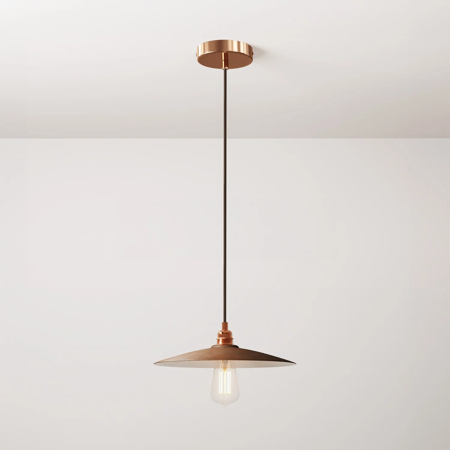 Pendelleuchte mit Textilkabel, flachem Lampenschirm aus Keramik und Metallakzenten – Corten-Effekt
