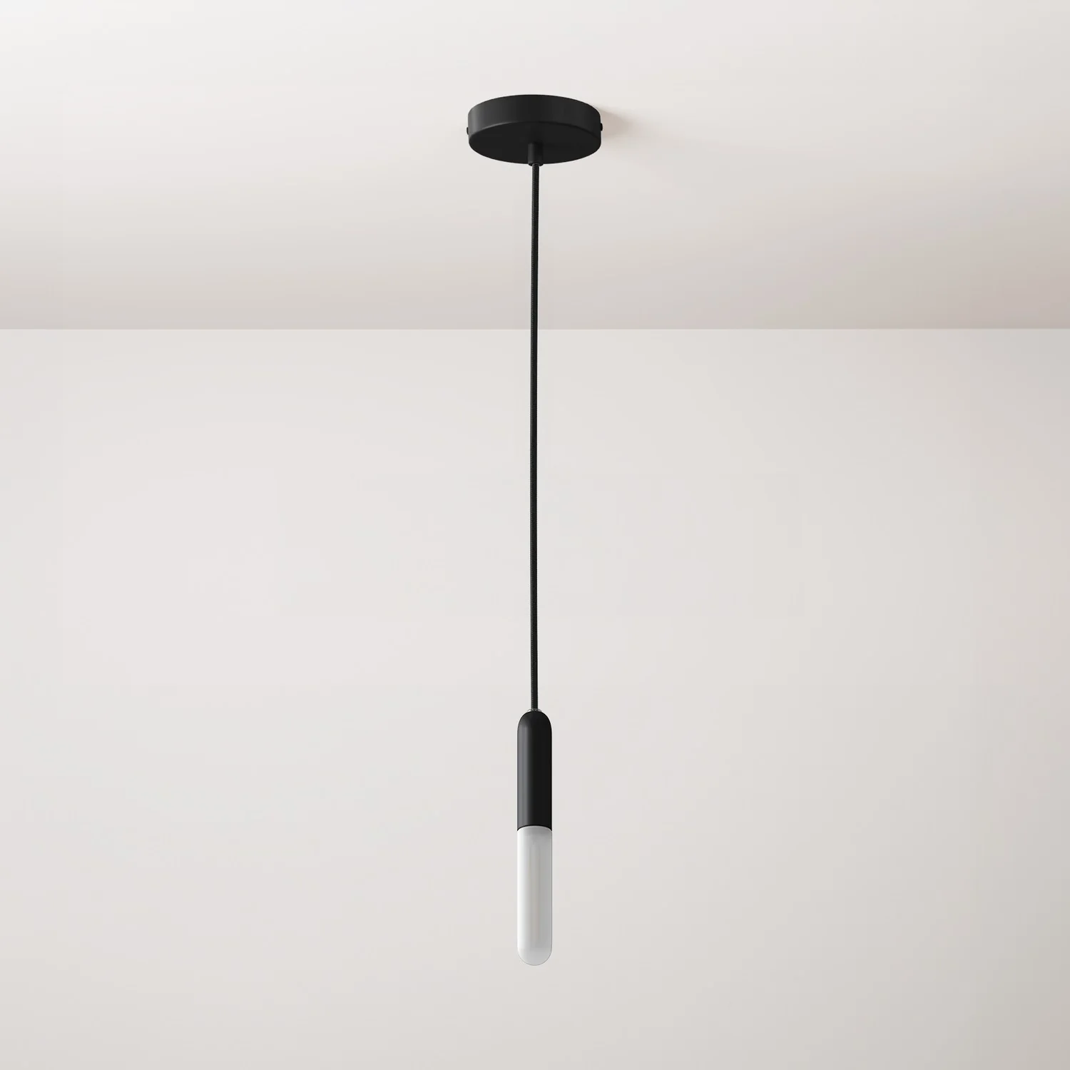 Hängeleuchte mit Textilkabel, E14 P-Light Lampenfassung und Metallakzenten – Schwarz