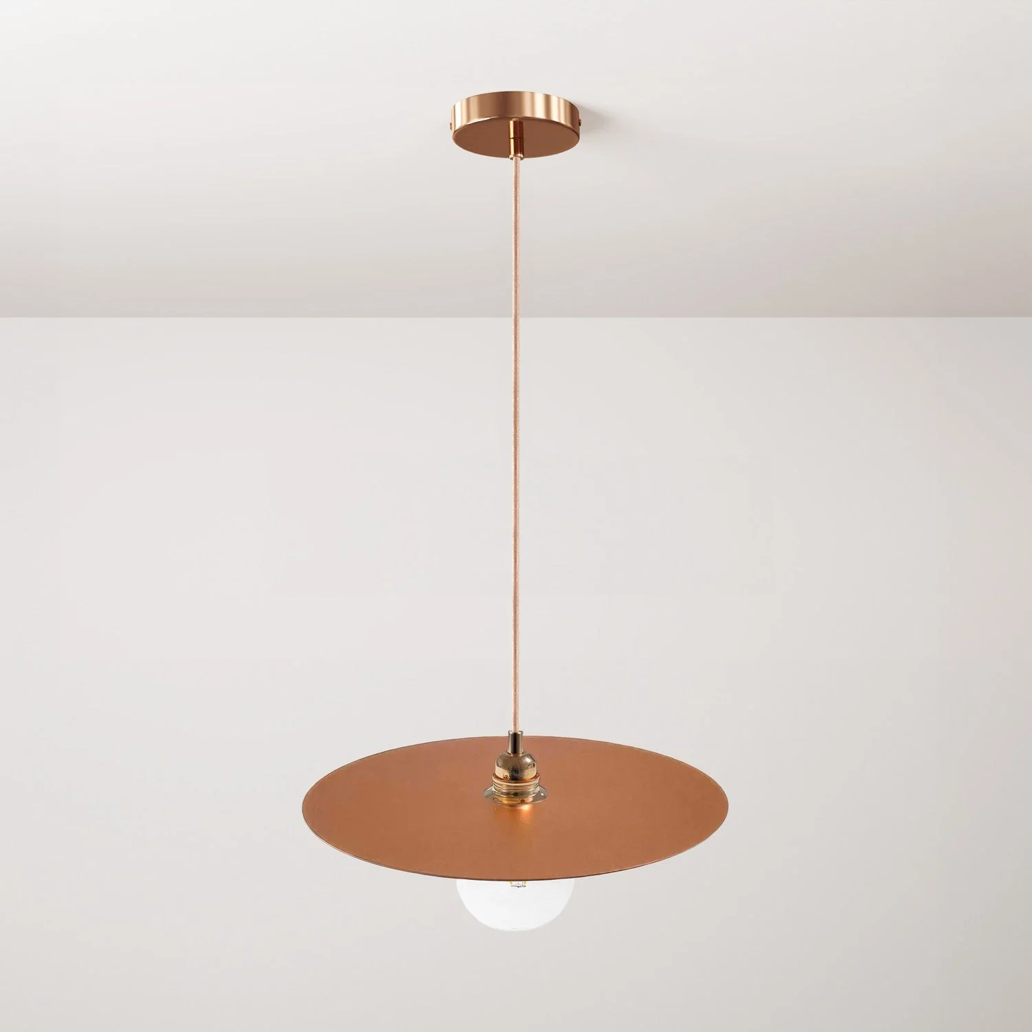 Pendelleuchte mit Textilkabel, Oversize-Lampenschirm Ellepi und Metall-Details – Kupfer