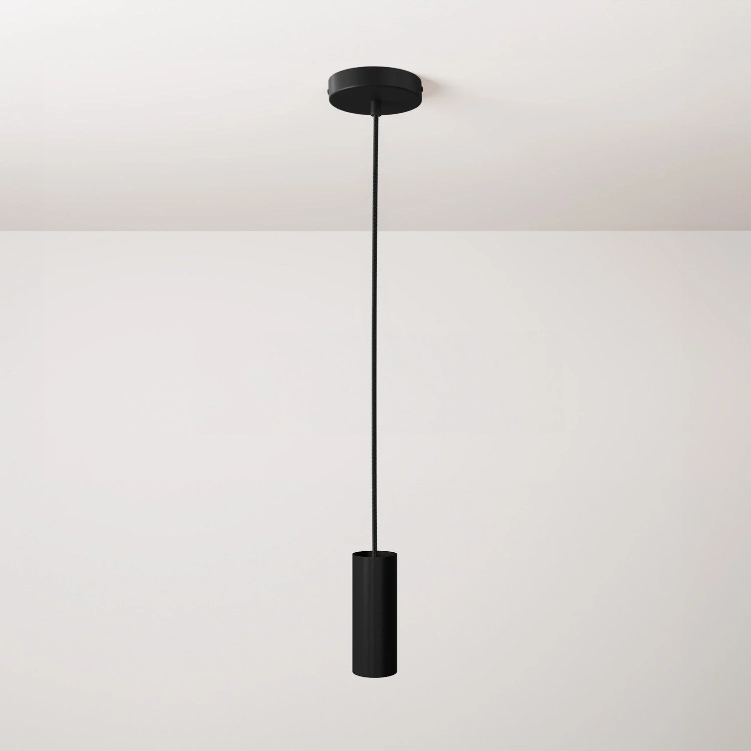 Pendelleuchte mit Textilkabel, Tub-E12-Lampenschirm und Metalldetails – Schwarz
