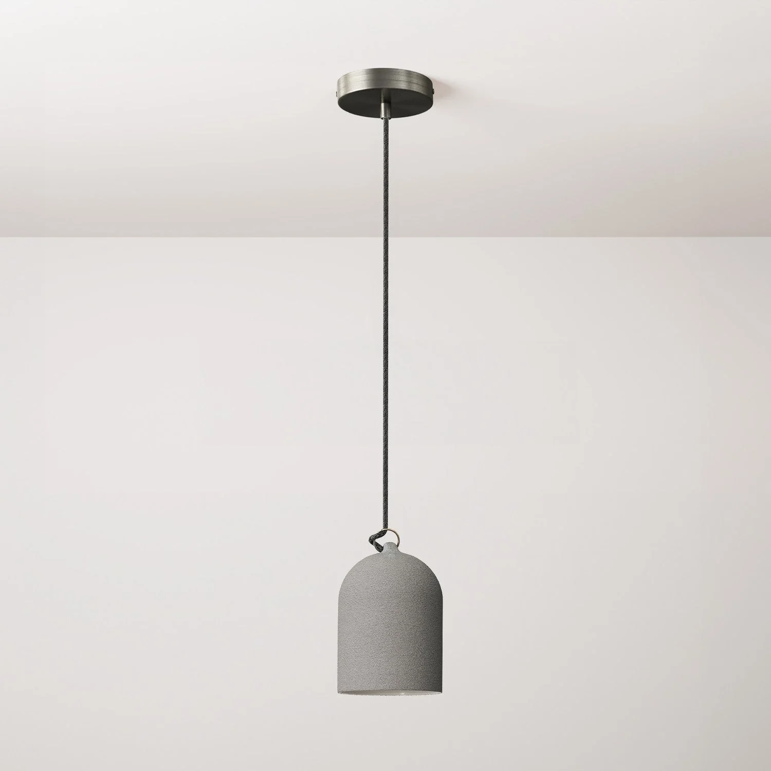 Pendelleuchte mit Textilkabel und Mini Bell XS Keramikschirm – Zementoptik