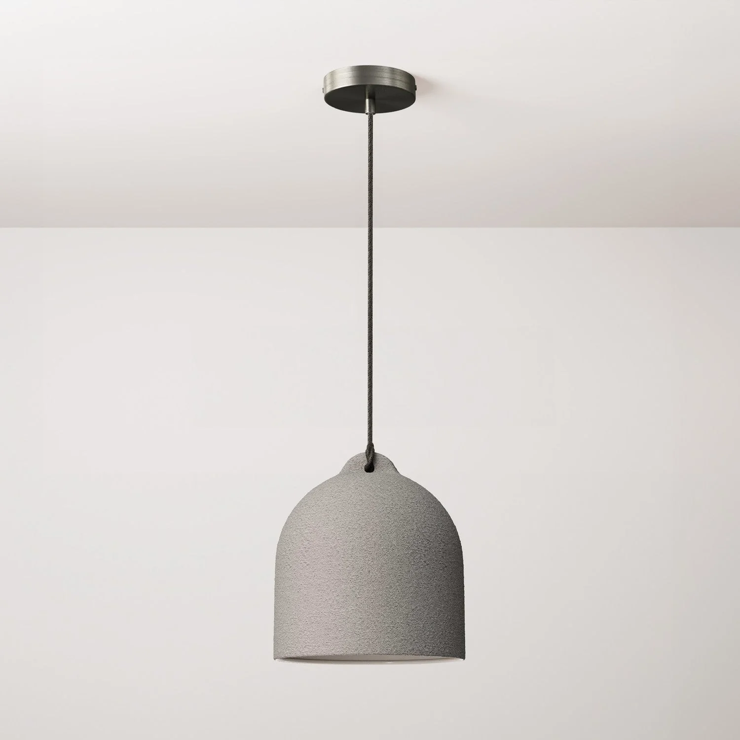 Pendelleuchte mit Textilkabel und Glocken-Lampenschirm Bell M aus Keramik – Zementoptik