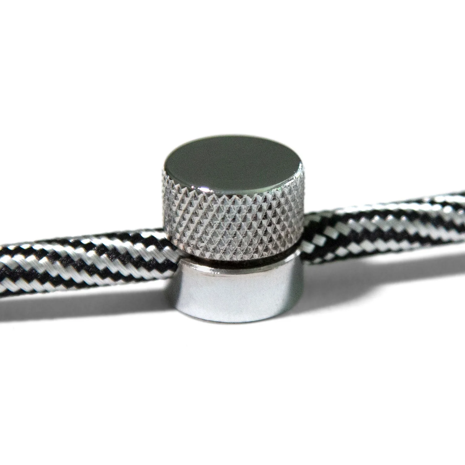 Sarè – Wandhalter, Metallkabeldurchführung für Textilkabel – Chrom
