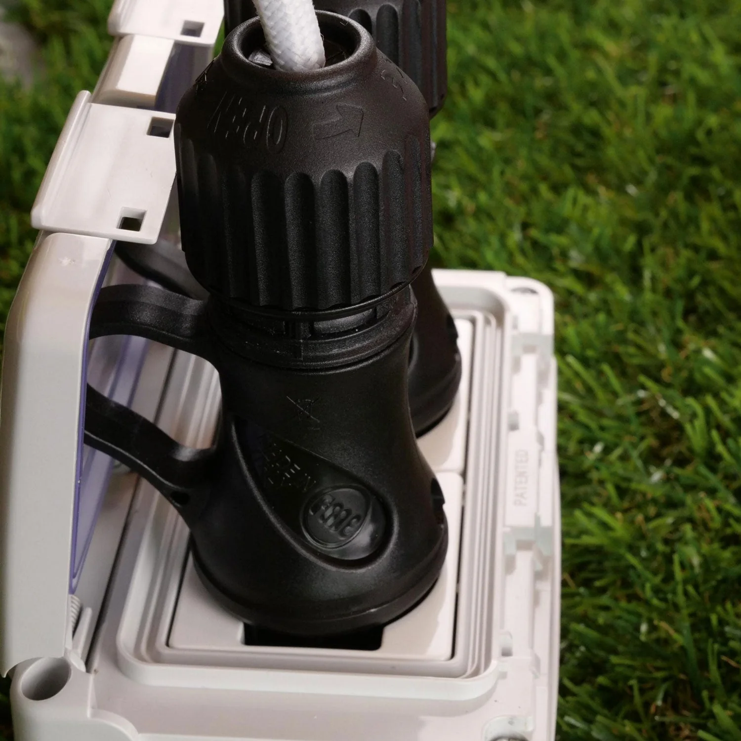 Schwarzer Schuko-Stecker 16A 250V IP44 für Außenbereich – System Modulair kompatibel – Schwarz - Image 2