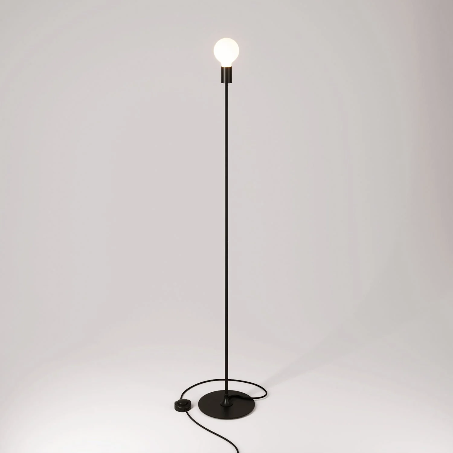 Stehlampe MAG-Y mit runder Metallbasis und UK-Stecker – Schwarz