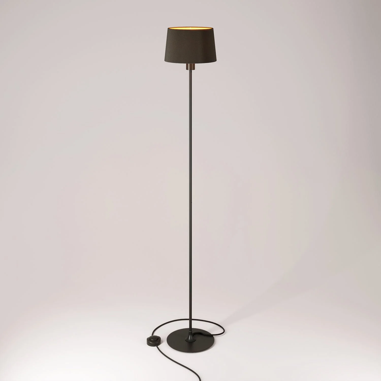 Stehlampe MAG-Y mit rundem Metallfuß und Athena-Lampenschirm – Schwarz