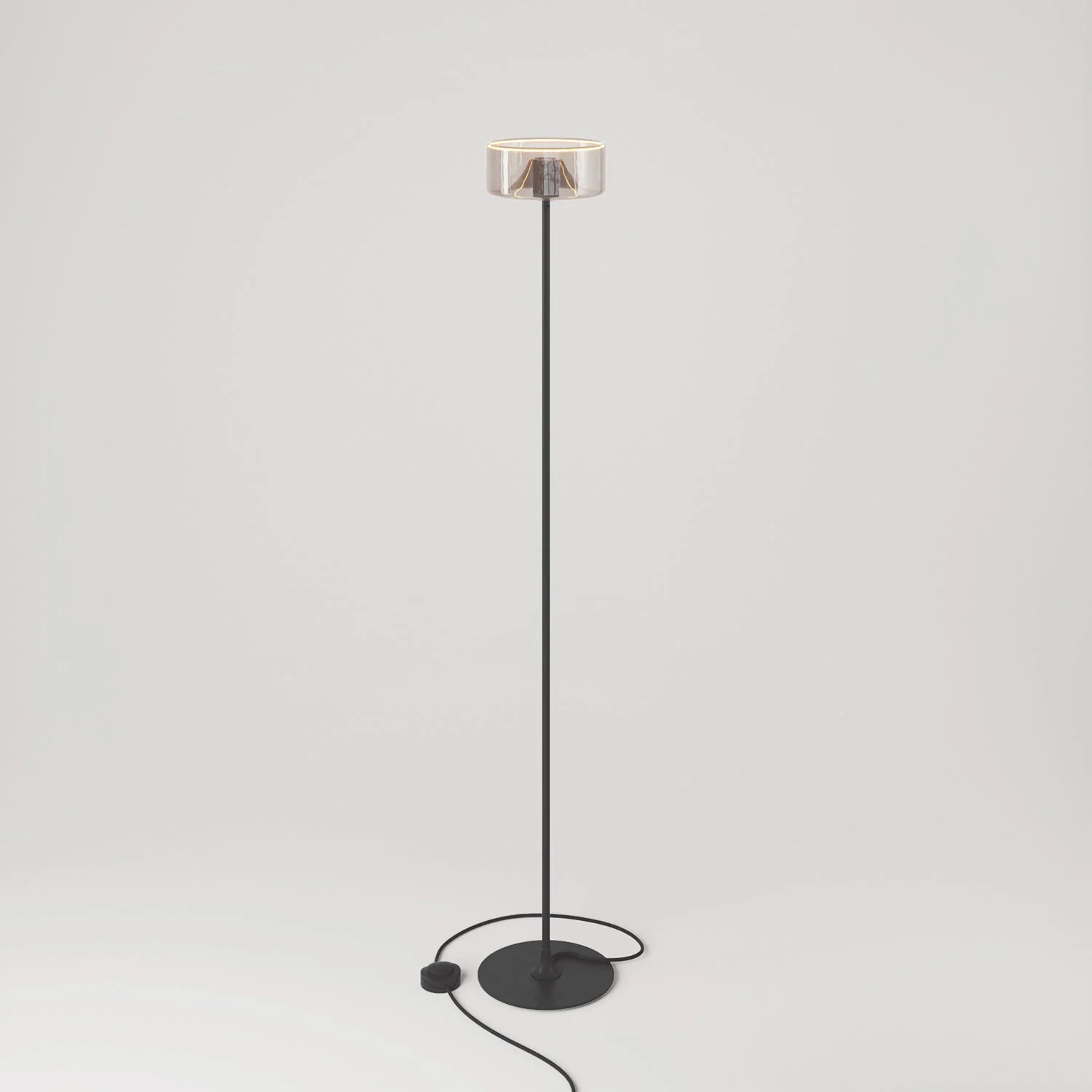 Stehlampe MAG-Y mit runder Metallbasis und Ghost Smoky-Leuchtmittel – Schwarz