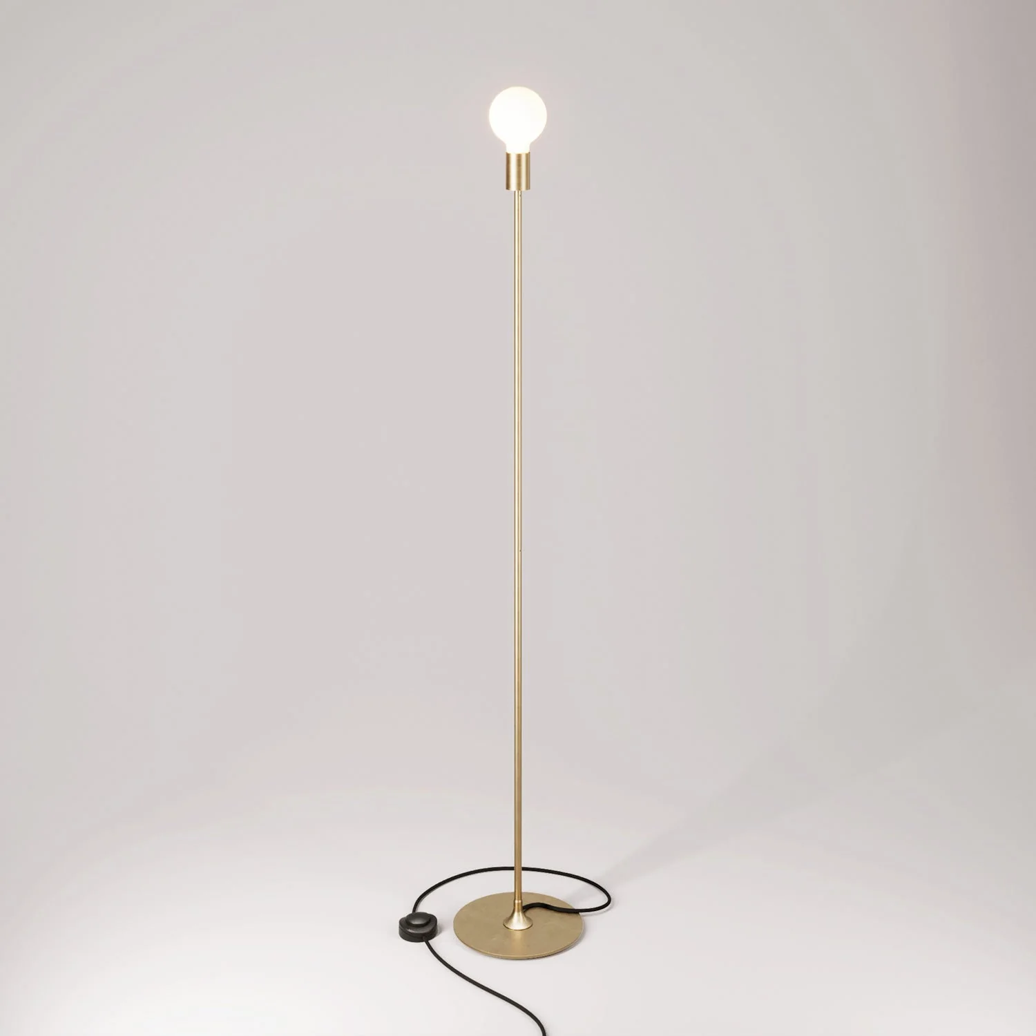 Stehlampe MAG-Y mit rundem Metallfuß und UK-Stecker – Satiniertes Bronze