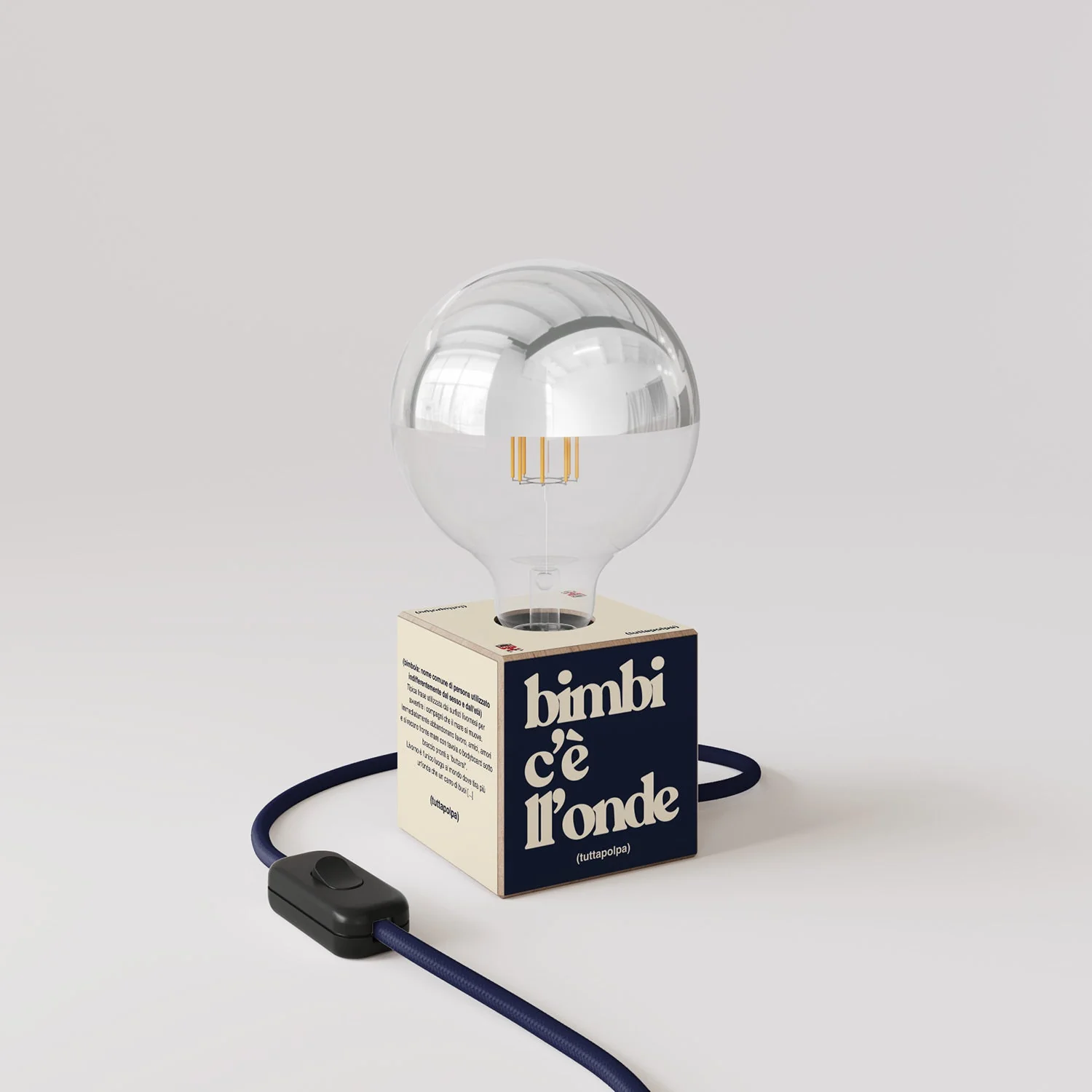 Tischlampe Cubetto „Bimbi c’è l’onde“ mit englischem Stecker und Glühbirne Globe mit silberner Halbkugel - Tuttapolpa - Image 3