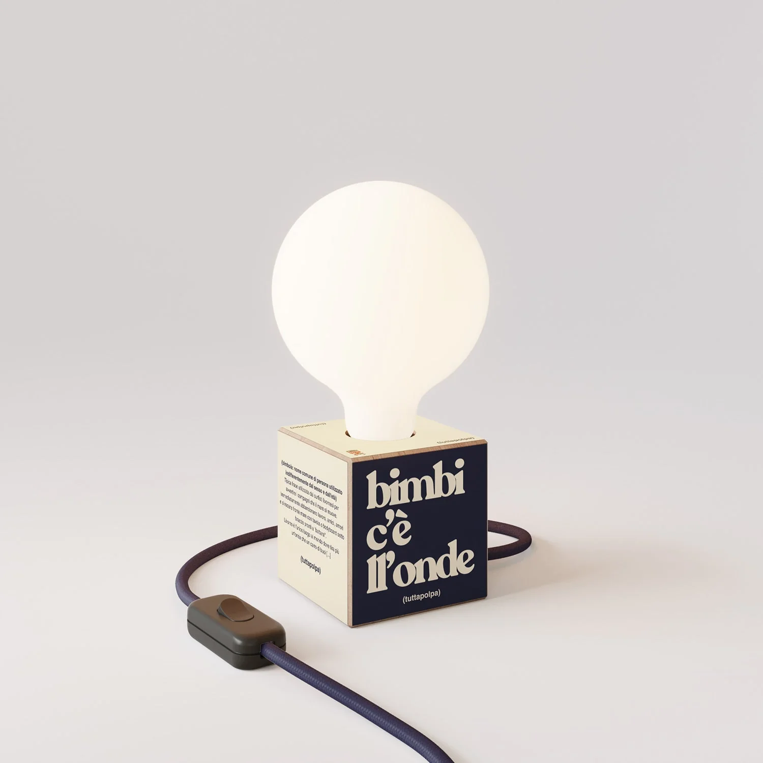 Tischlampe Cubetto „Bimbi c’è l’onde“ mit englischem Stecker und Glühbirne Globe mit Porzellan-Effekt - Tuttapolpa