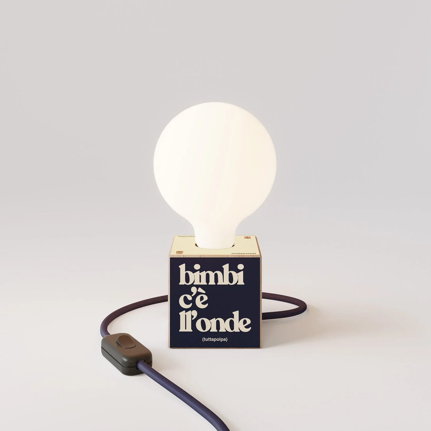 Tischlampe Cubetto „Bimbi c’è l’onde“ mit englischem Stecker und Glühbirne Globe mit Porzellan-Effekt - Tuttapolpa - Image 4