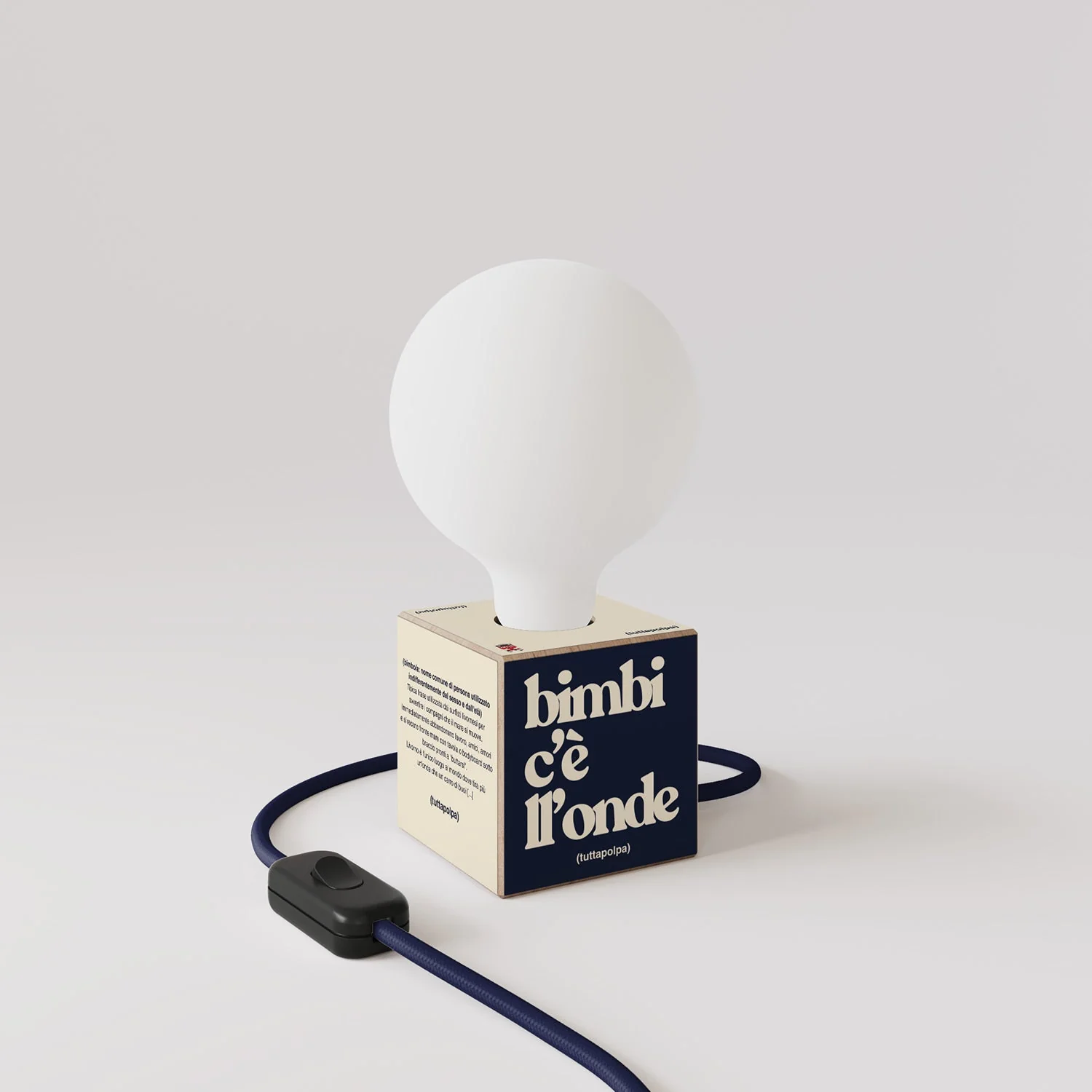 Tischlampe Cubetto „Bimbi c’è l’onde“ mit Glühbirne in Globusform mit Porzellan-Effekt – Tuttapolpa - Image 3