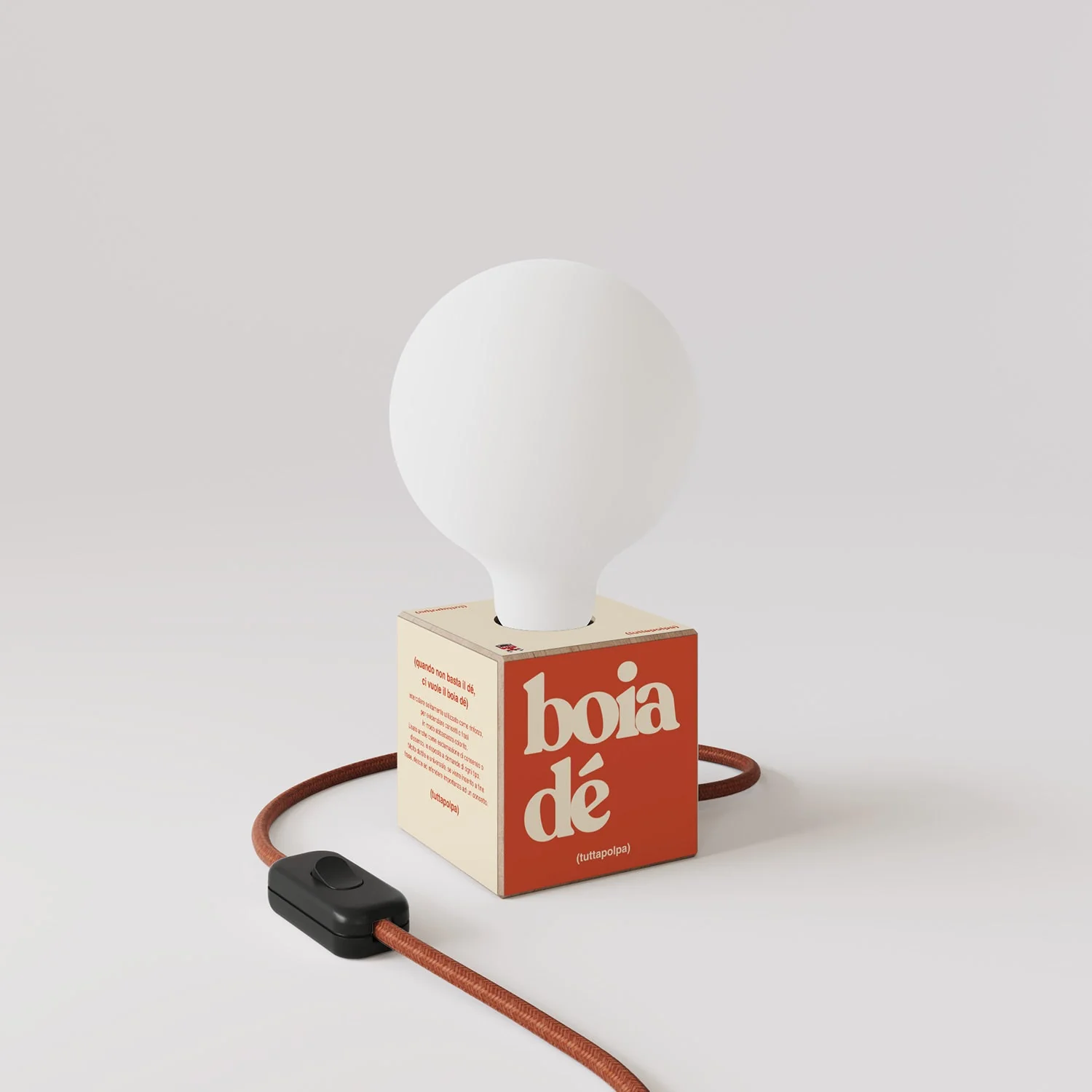 Tischlampe Cubetto „Boia de“ mit englischem Stecker und globeförmiger Glühbirne in Porzellanoptik – Tuttapolpa - Image 3