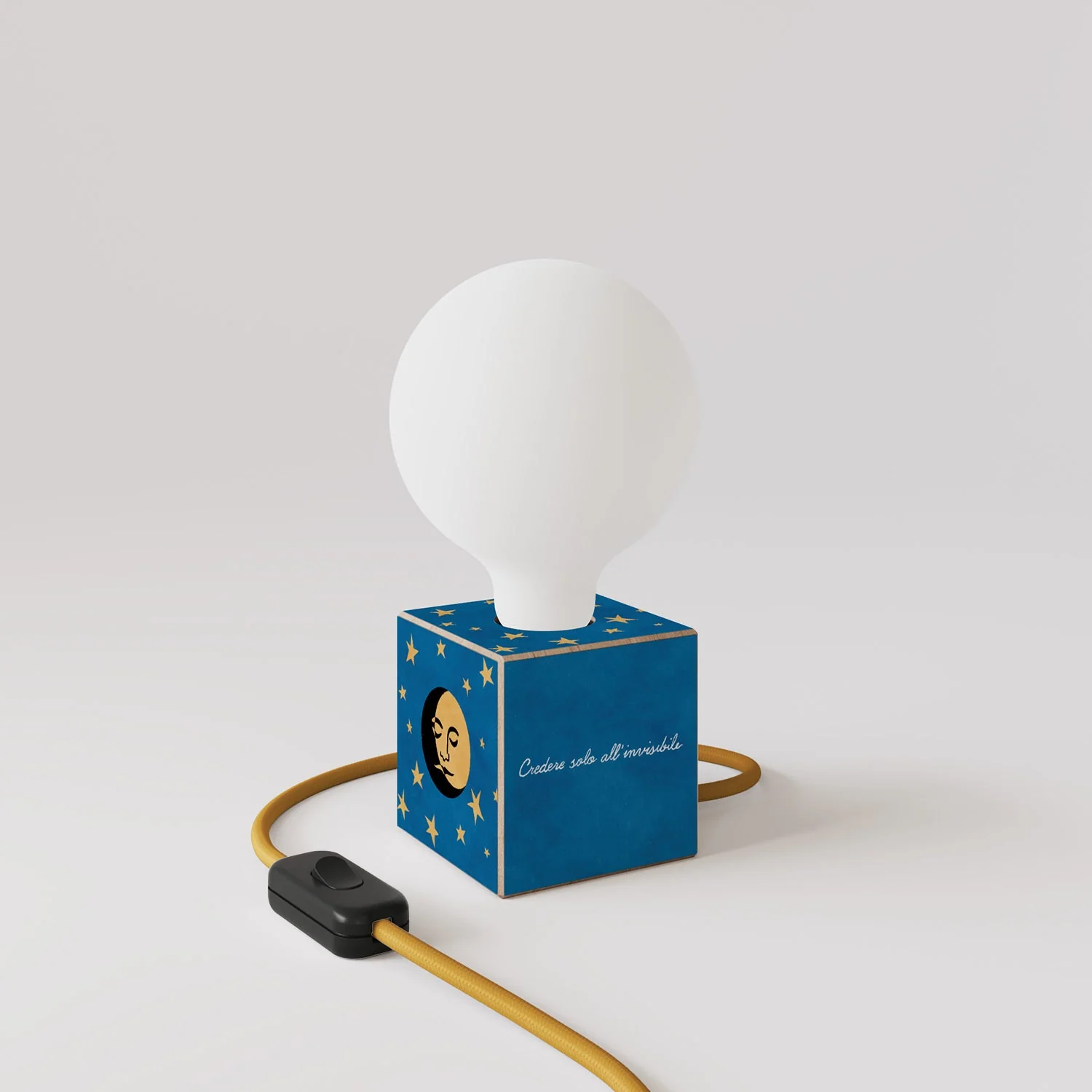 Tischlampe Cubetto „La luna“ mit englischem Stecker und globeförmiger Glühbirne in Porzellanoptik – Santomanifesto - Image 3