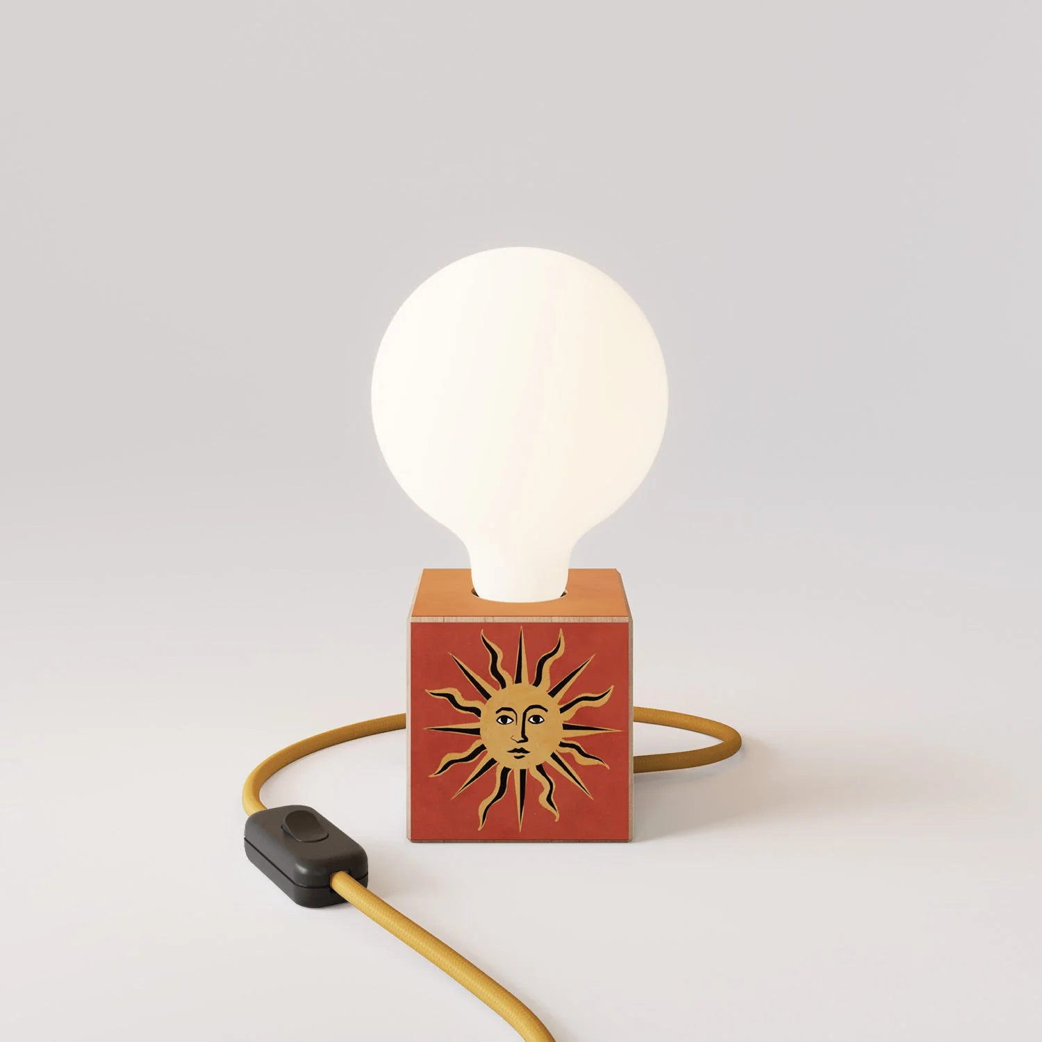 Tischleuchte Cubetto „Il sole“ mit englischem Stecker und Globus-Glühbirne, Porzellan-Effekt - Santomanifesto - Image 4