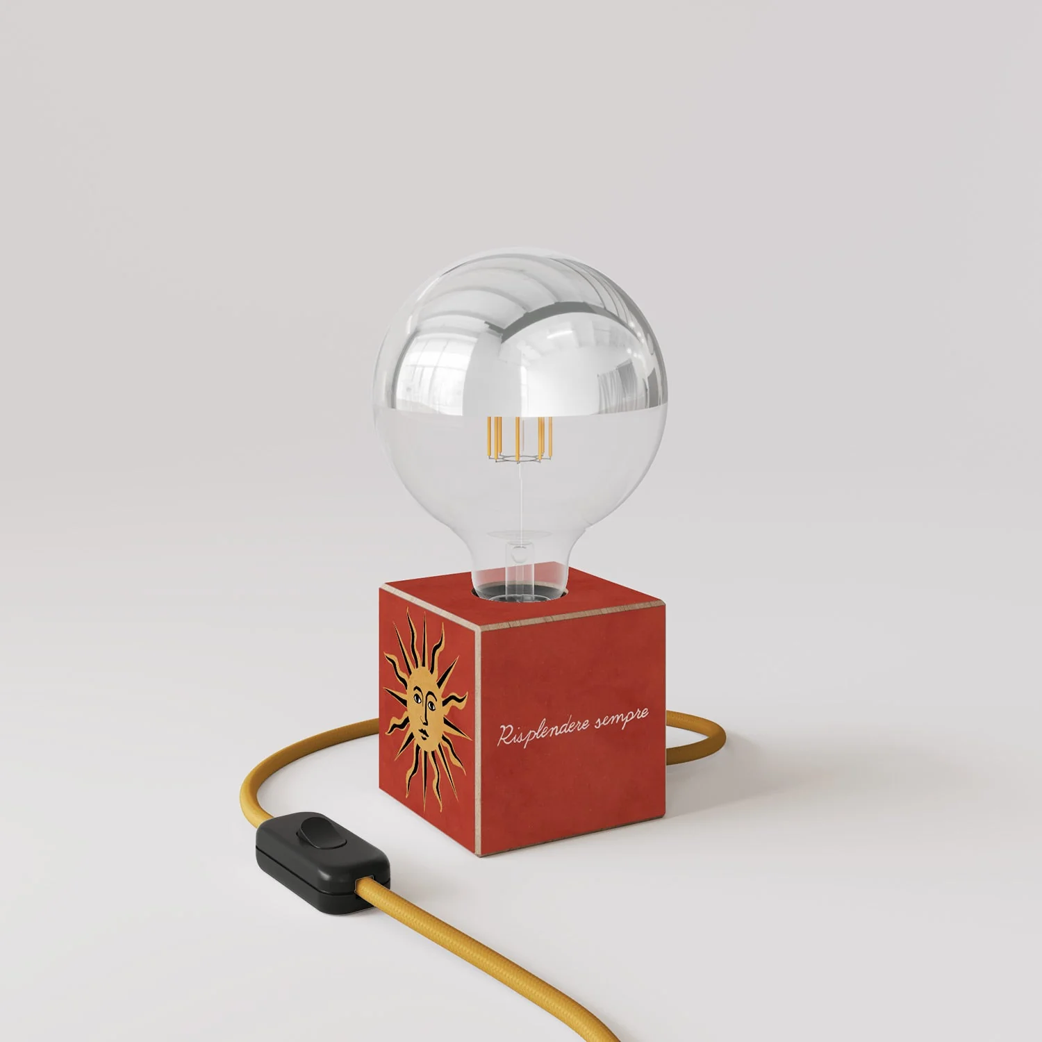Tischlampe Cubetto „Il sole“ mit englischem Stecker und globeförmiger Glühbirne, halbversilbert – Santomanifesto - Image 3