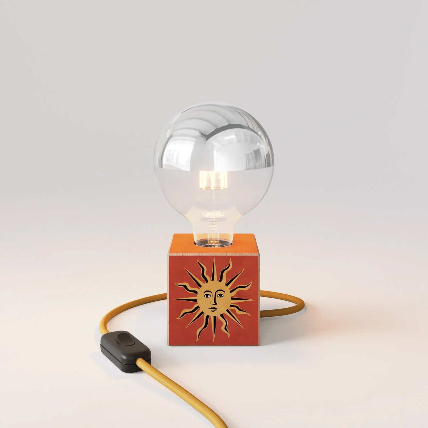 Tischlampe Cubetto „Il sole“ mit englischem Stecker und globeförmiger Glühbirne, halbversilbert – Santomanifesto - Image 4