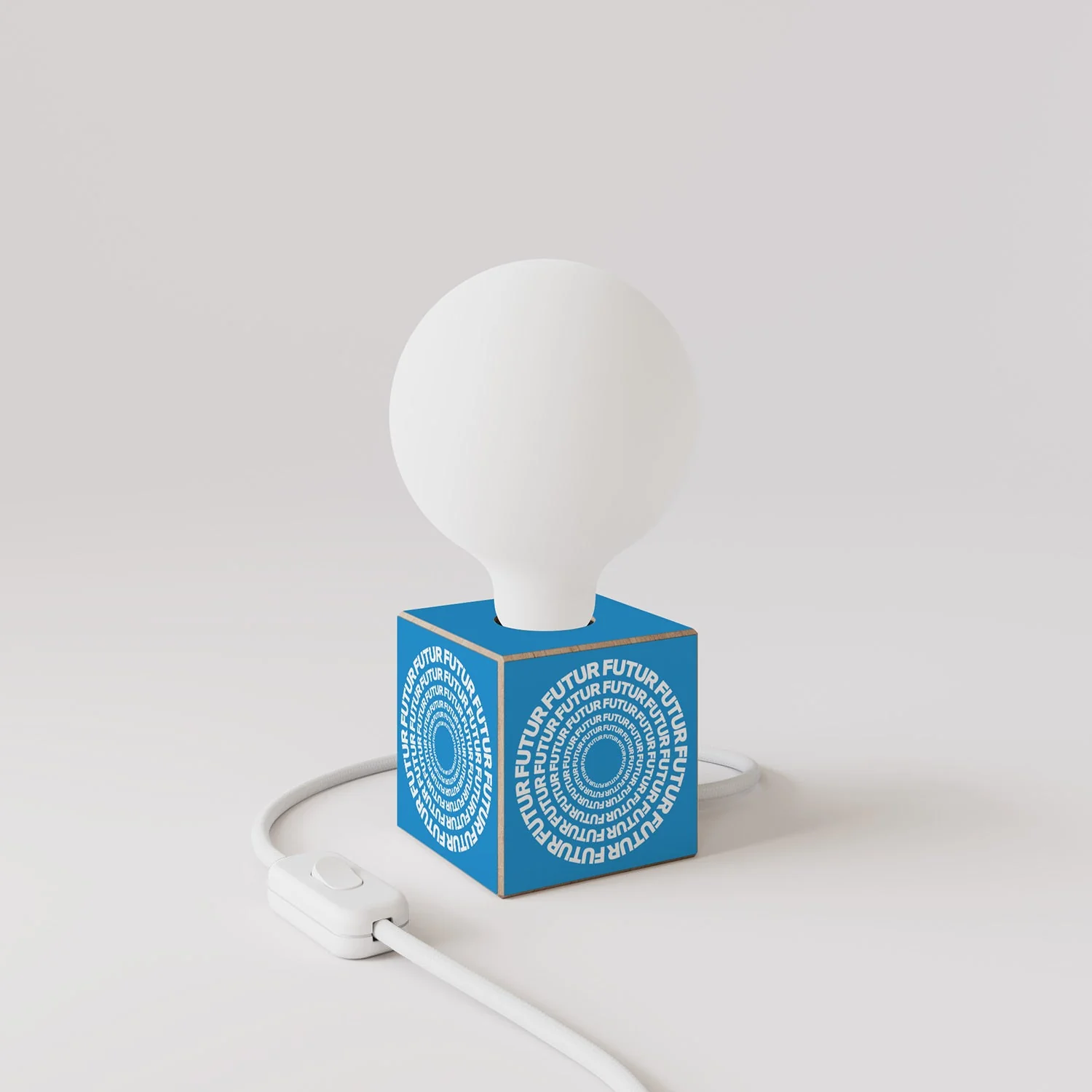 Tischlampe Cubetto „Futur“ mit englischem Stecker und Glühbirne in Globusform mit Porzellan-Effekt – Futur Festival - Image 3
