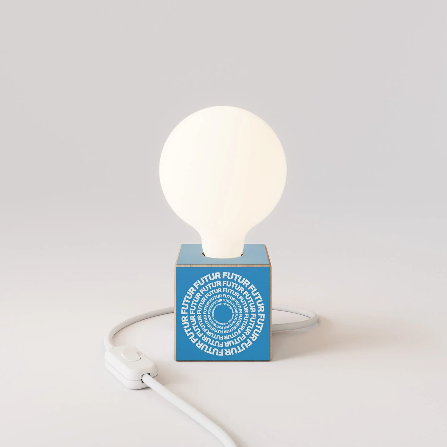 Tischlampe Cubetto „Futur“ mit englischem Stecker und Glühbirne in Globusform mit Porzellan-Effekt – Futur Festival - Image 4