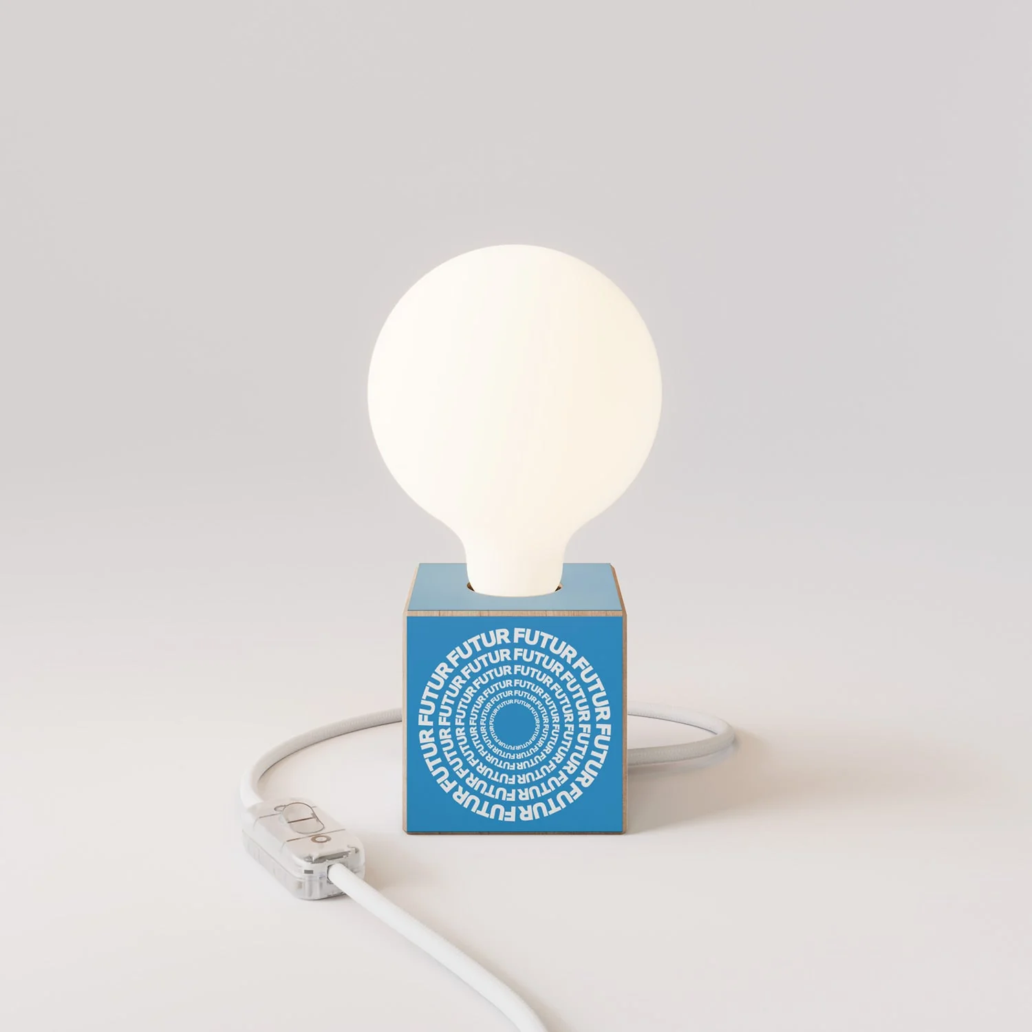 Tischlampe Cubetto "Futur" mit Glühbirne Globus in Porzellanoptik - Futur Festival - Image 4