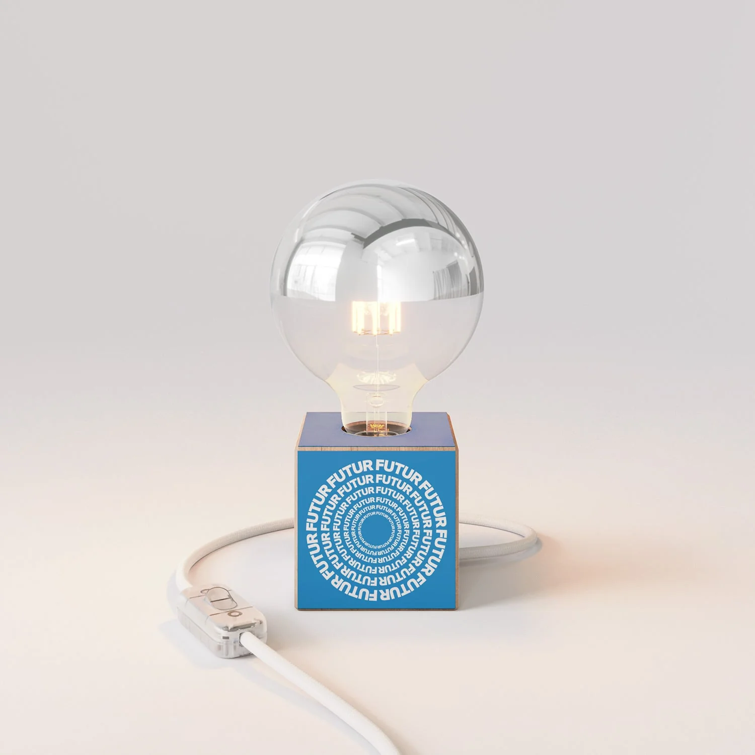 Tischlampe Cubetto „Futur“ mit halbverspiegelter Glühbirne in Globusform – Futur Festival - Image 4