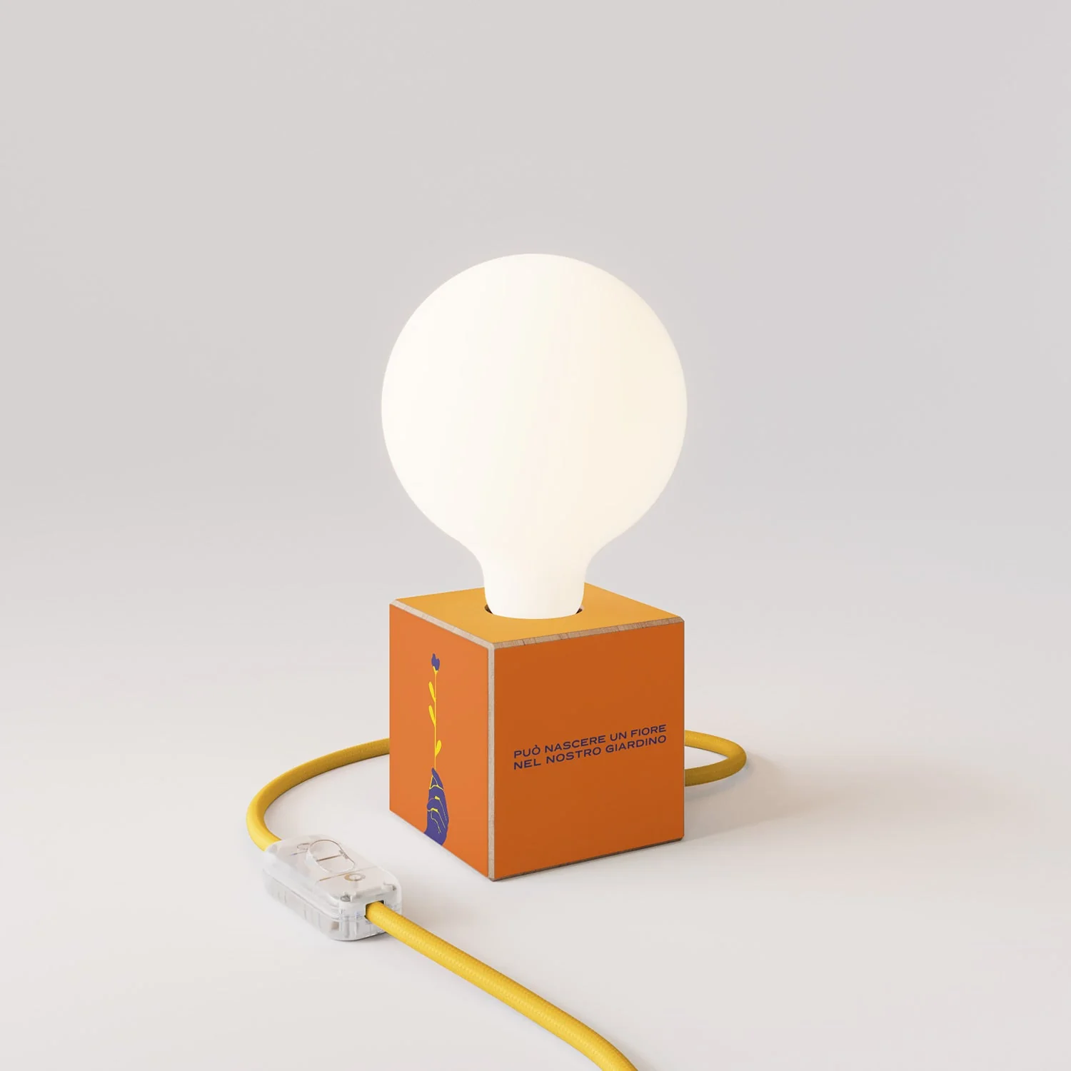 Tischlampe Cubetto „Può nascere un fiore“ mit globeförmiger Glühbirne in Porzellanoptik – Santomanifesto