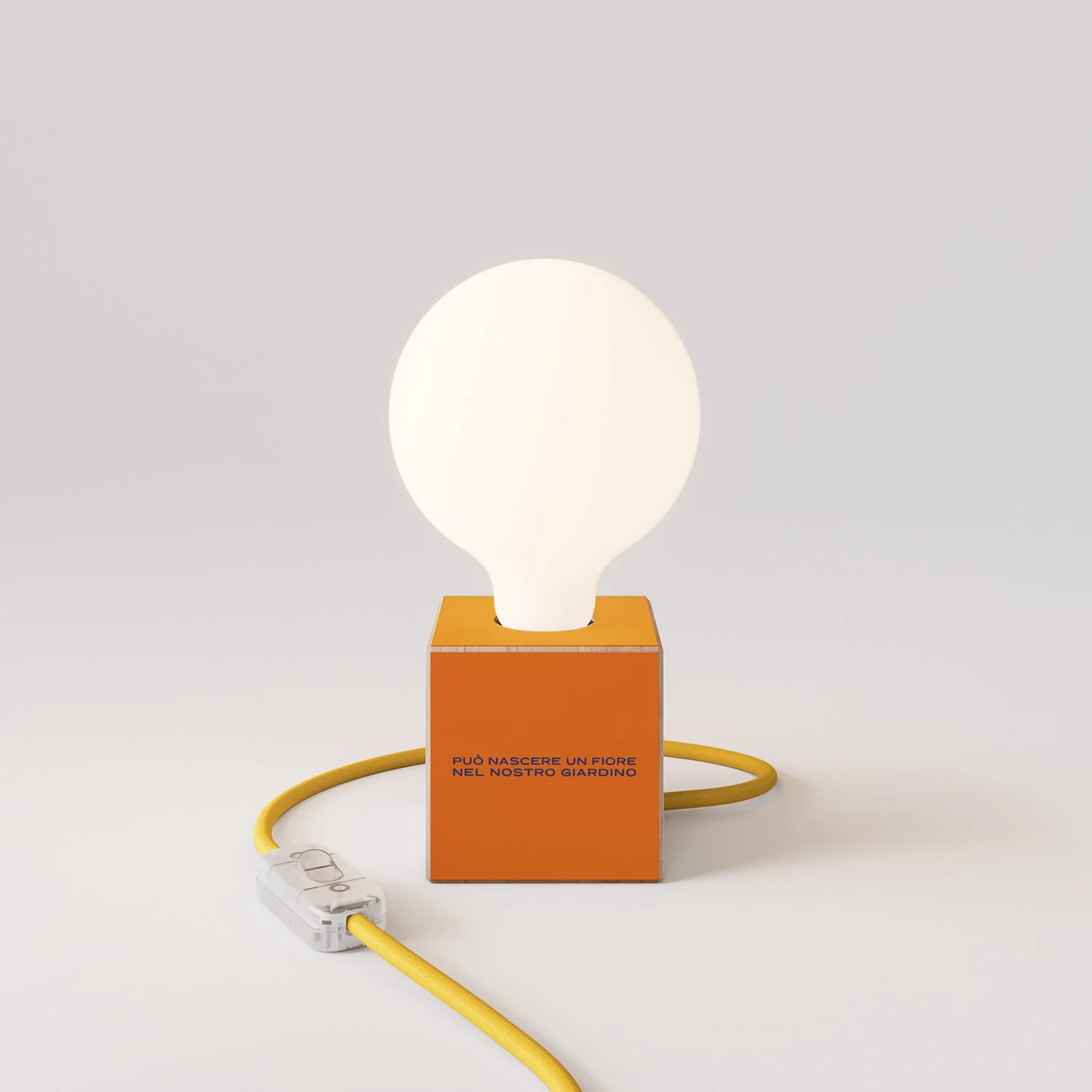 Tischlampe Cubetto „Può nascere un fiore“ mit globeförmiger Glühbirne in Porzellanoptik – Santomanifesto - Image 4