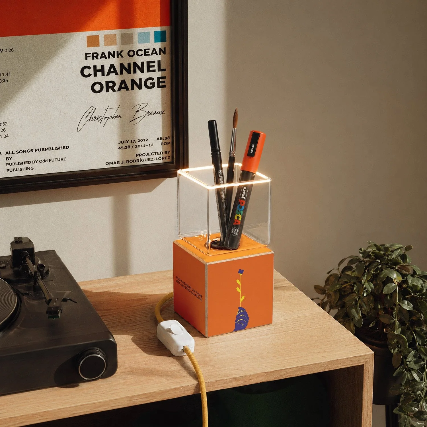 Tischlampe Cubetto „Può nascere un fiore“ mit englischem Stecker und Ghost Glühbirne - Santomanifesto - Image 3