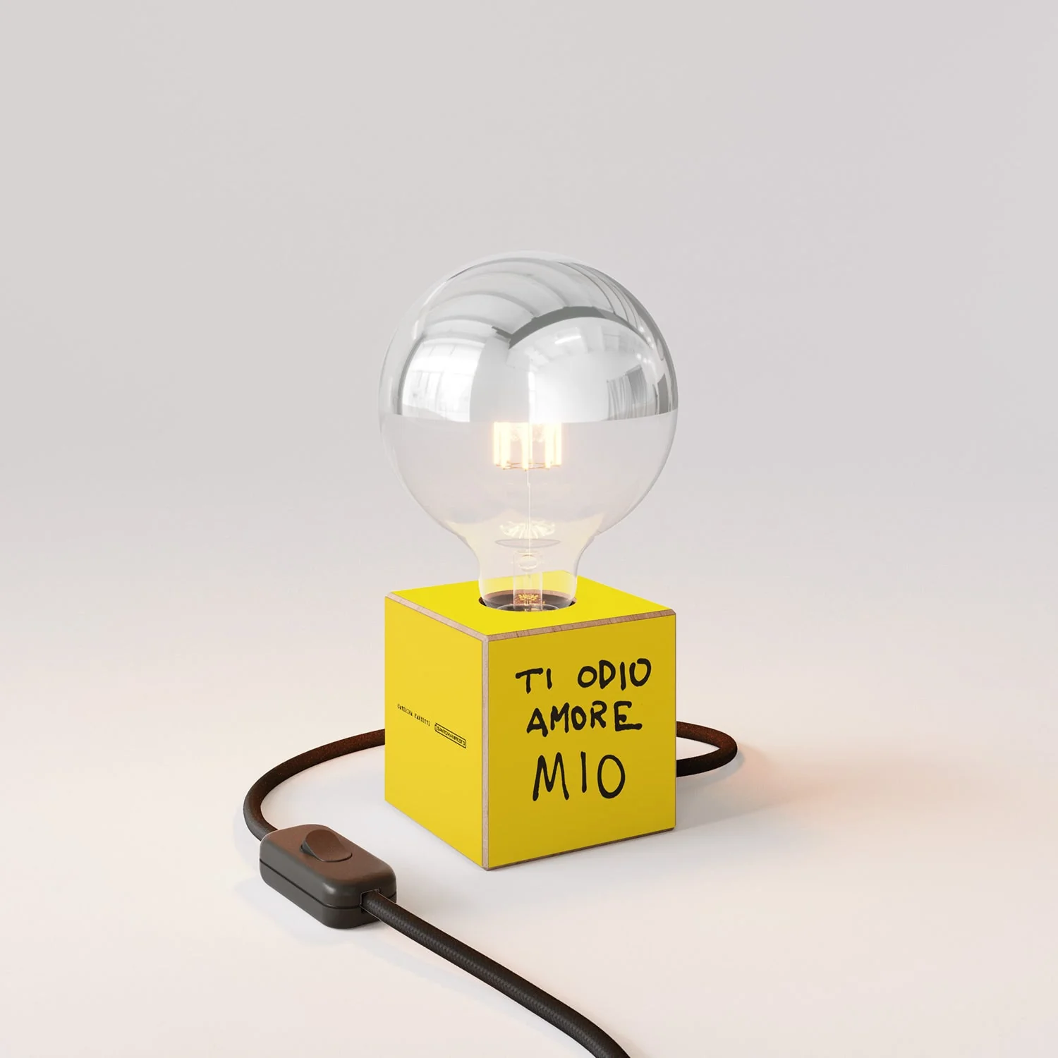 Tischlampe Cubetto „Ti odio amore mio“ mit englischem Stecker und Glühbirnen-Globe, halbverspiegelte Silberkugel - Santomanifesto
