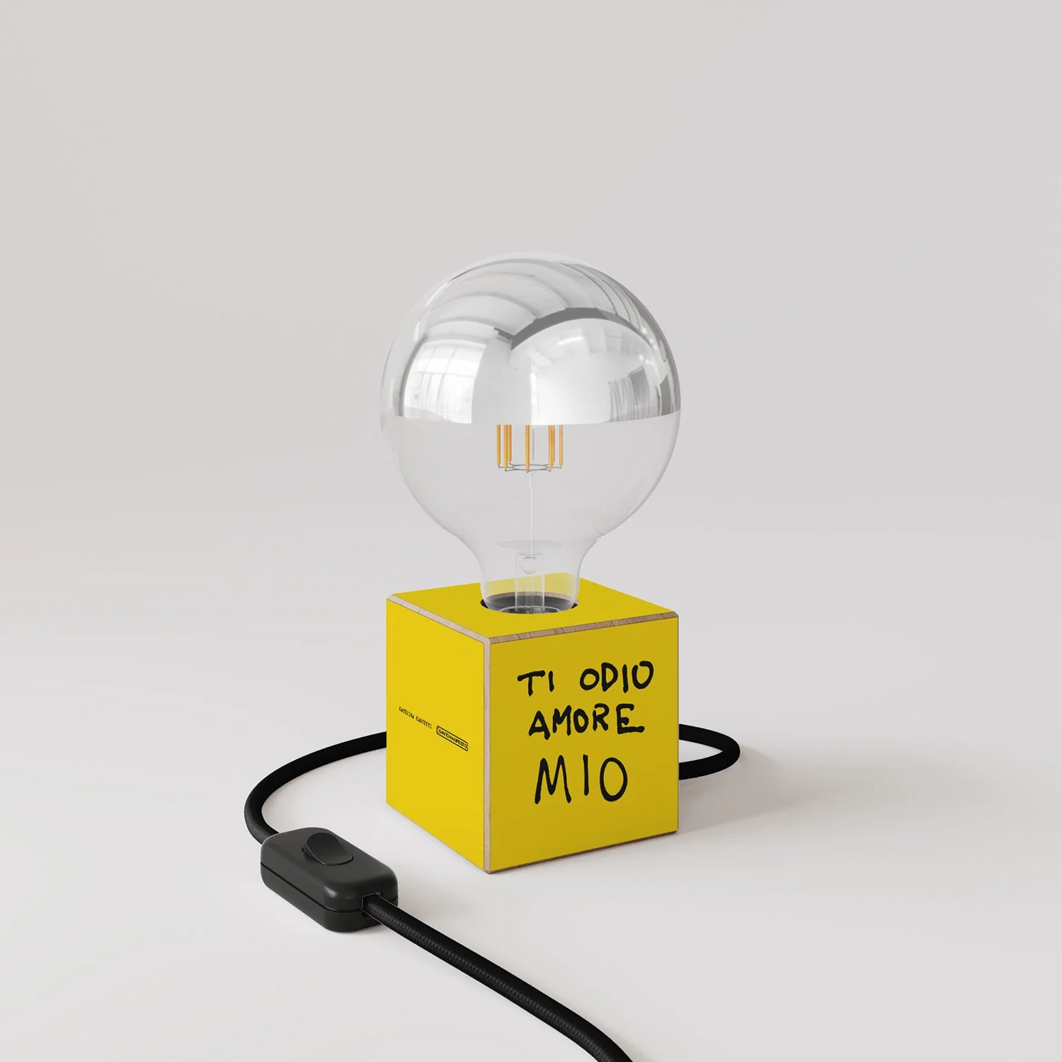 Tischlampe Cubetto „Ti odio amore mio“ mit englischem Stecker und Glühbirnen-Globe, halbverspiegelte Silberkugel - Santomanifesto - Image 3